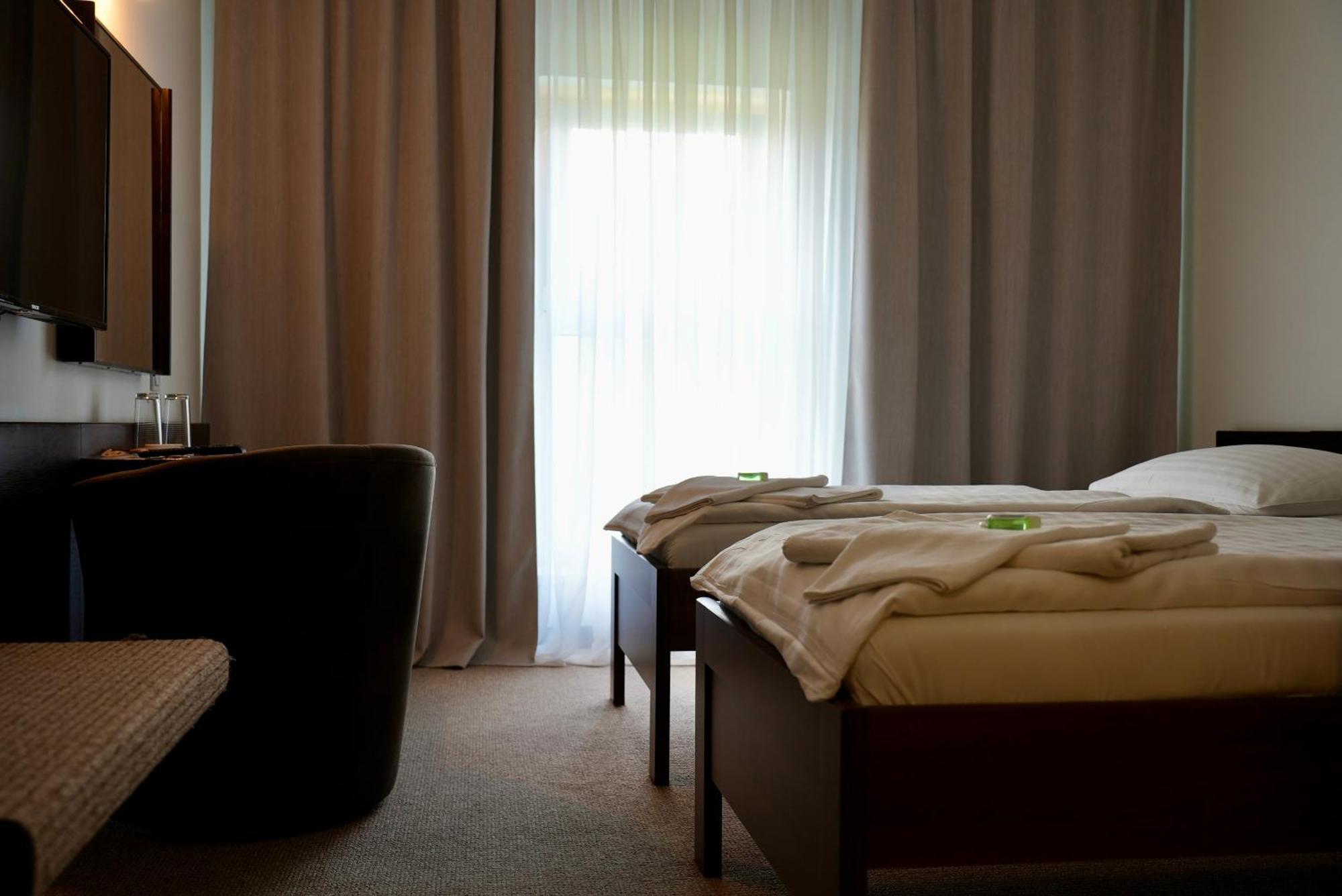 Hotel Merkur - Яблонец над Нисоу Екстериор снимка