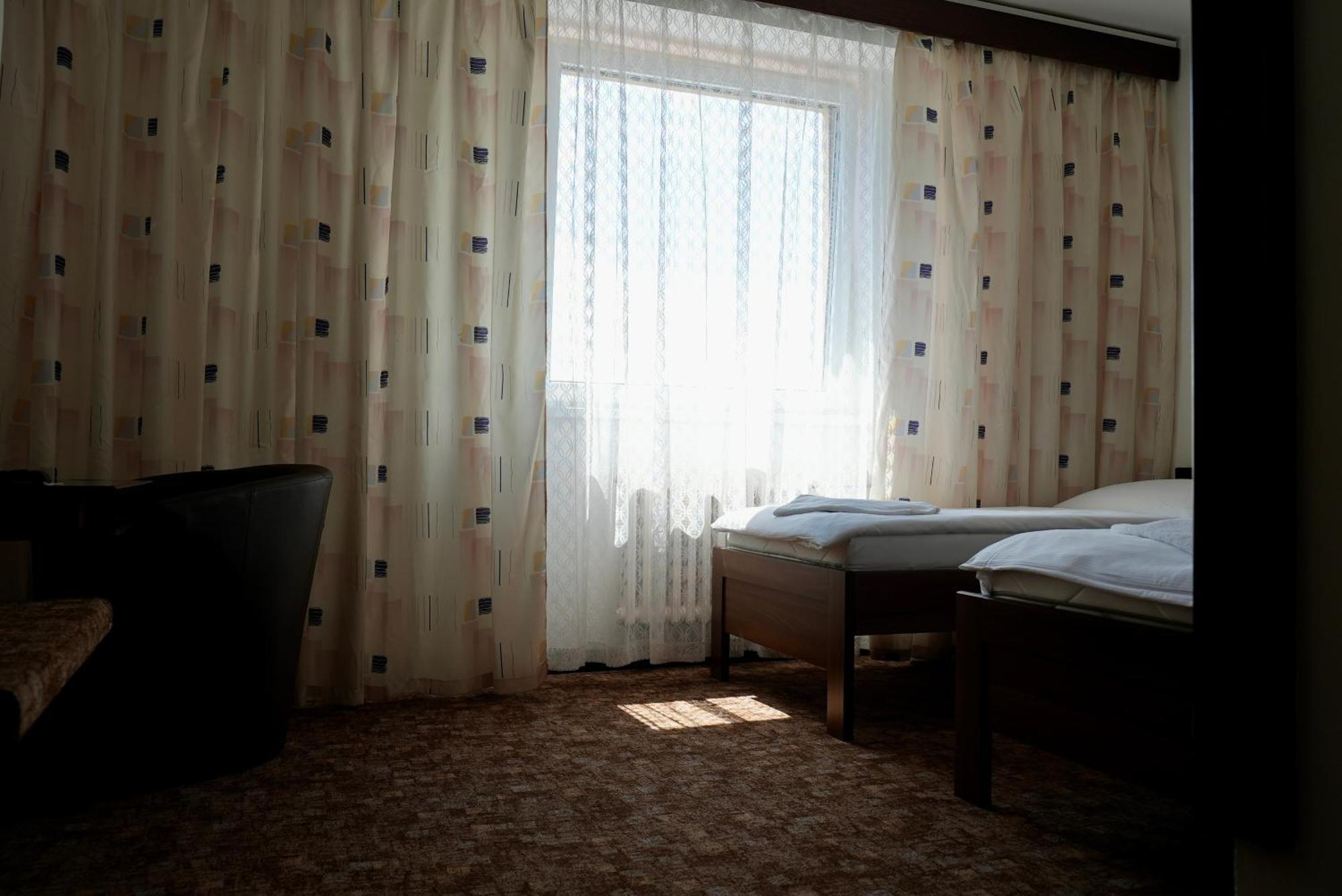 Hotel Merkur - Яблонец над Нисоу Екстериор снимка