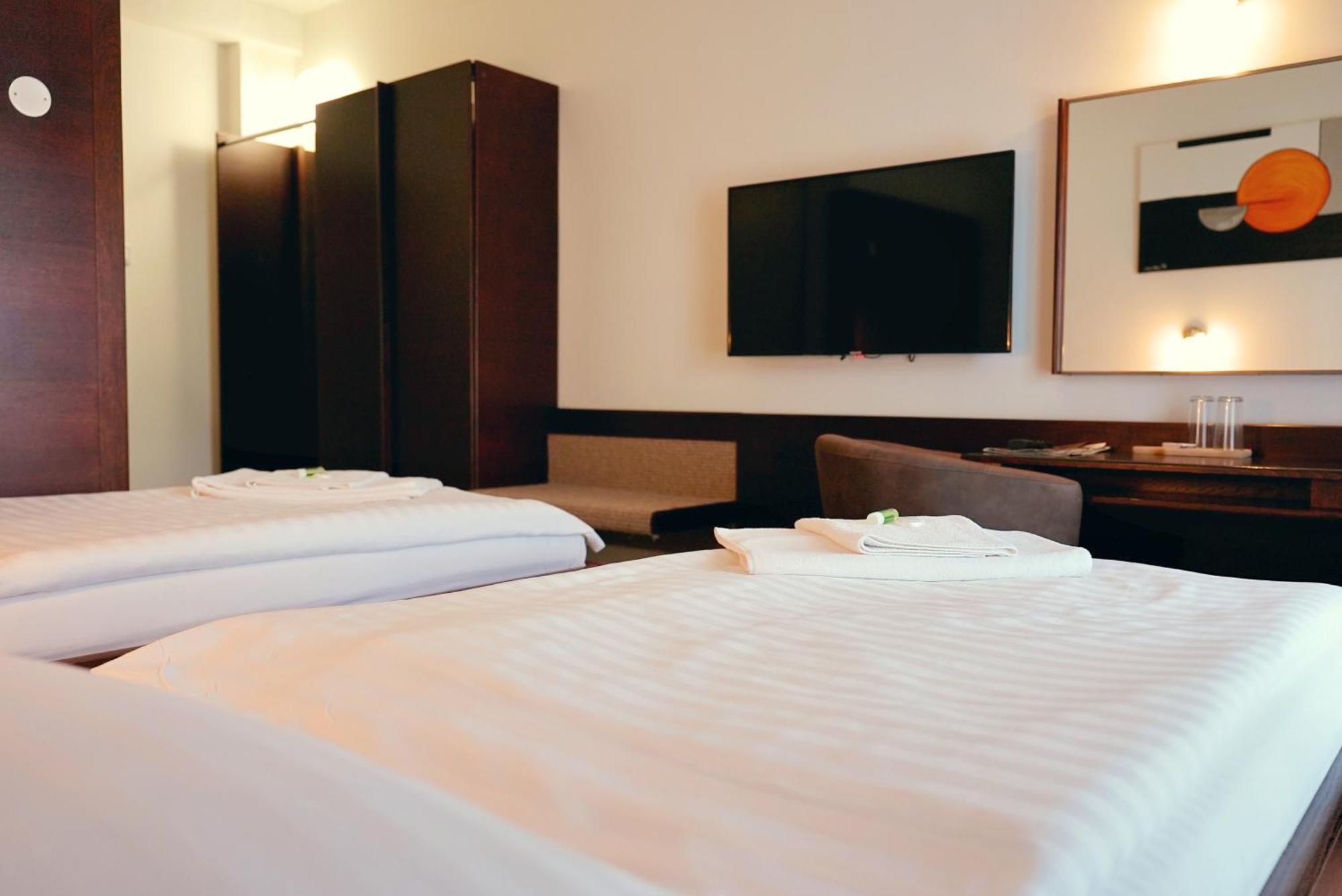 Hotel Merkur - Яблонец над Нисоу Екстериор снимка