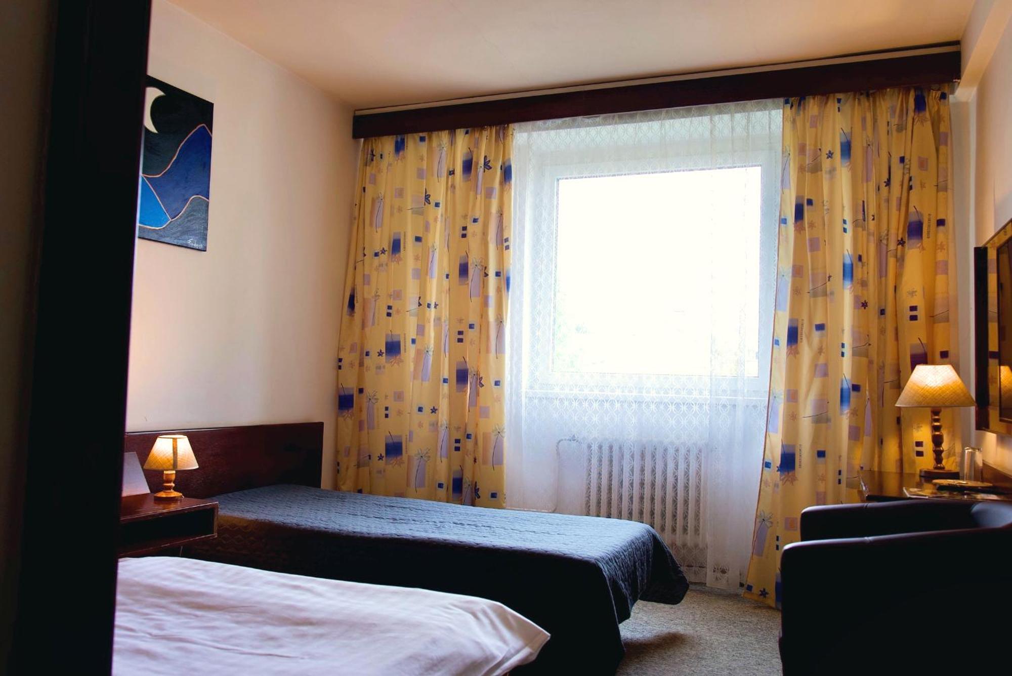 Hotel Merkur - Яблонец над Нисоу Екстериор снимка