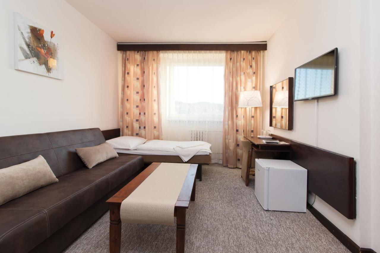 Hotel Merkur - Яблонец над Нисоу Екстериор снимка