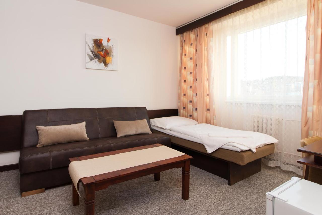 Hotel Merkur - Яблонец над Нисоу Екстериор снимка