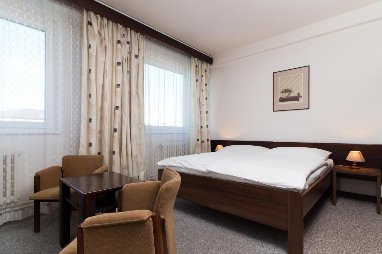 Hotel Merkur - Яблонец над Нисоу Екстериор снимка