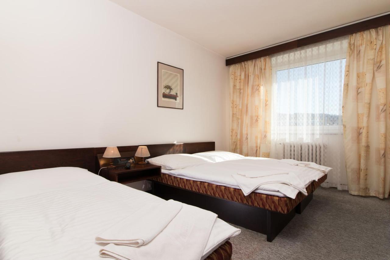 Hotel Merkur - Яблонец над Нисоу Екстериор снимка