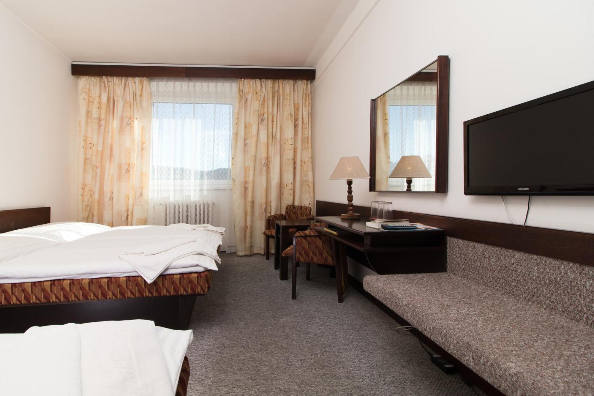 Hotel Merkur - Яблонец над Нисоу Екстериор снимка