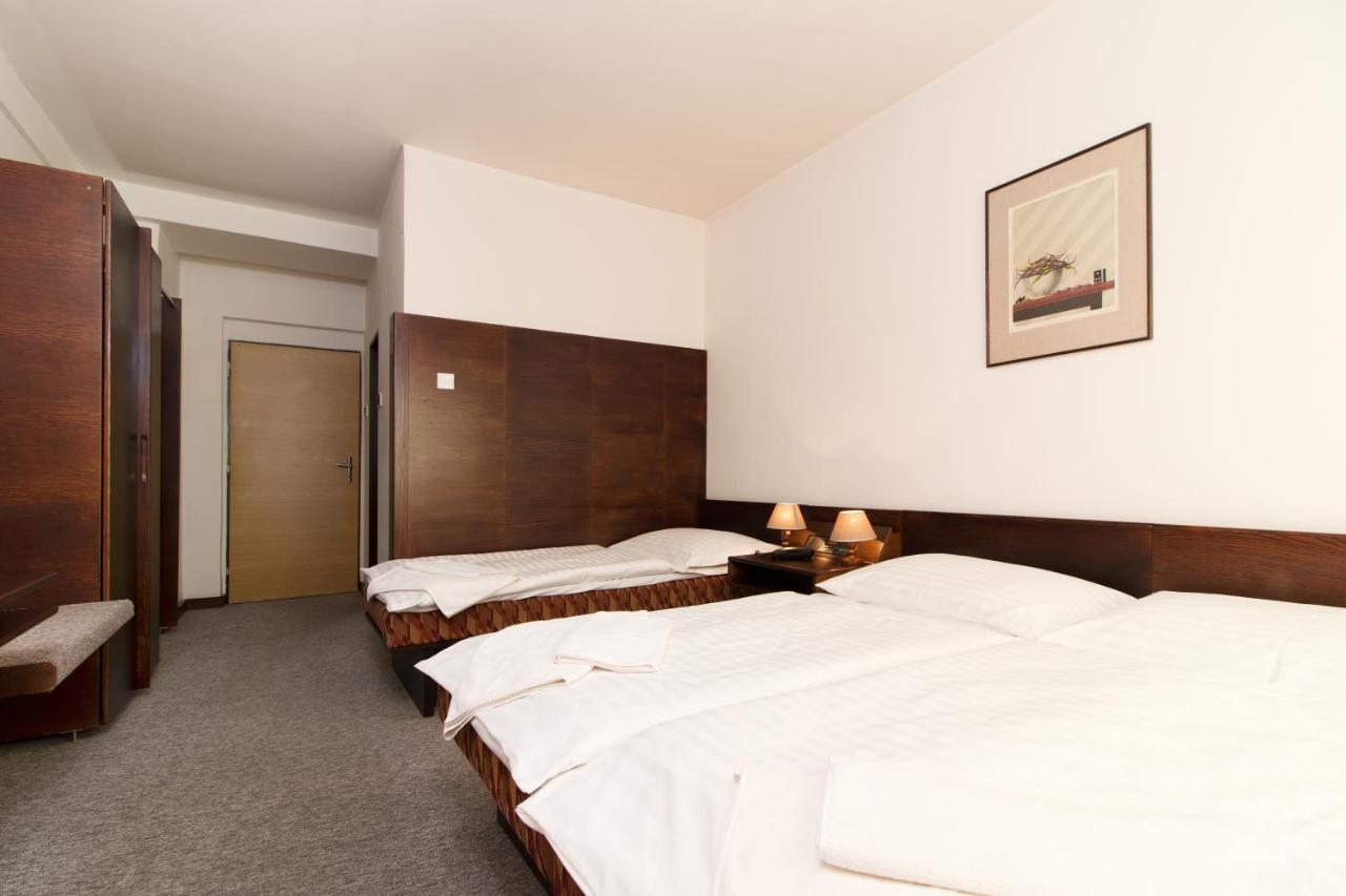 Hotel Merkur - Яблонец над Нисоу Екстериор снимка