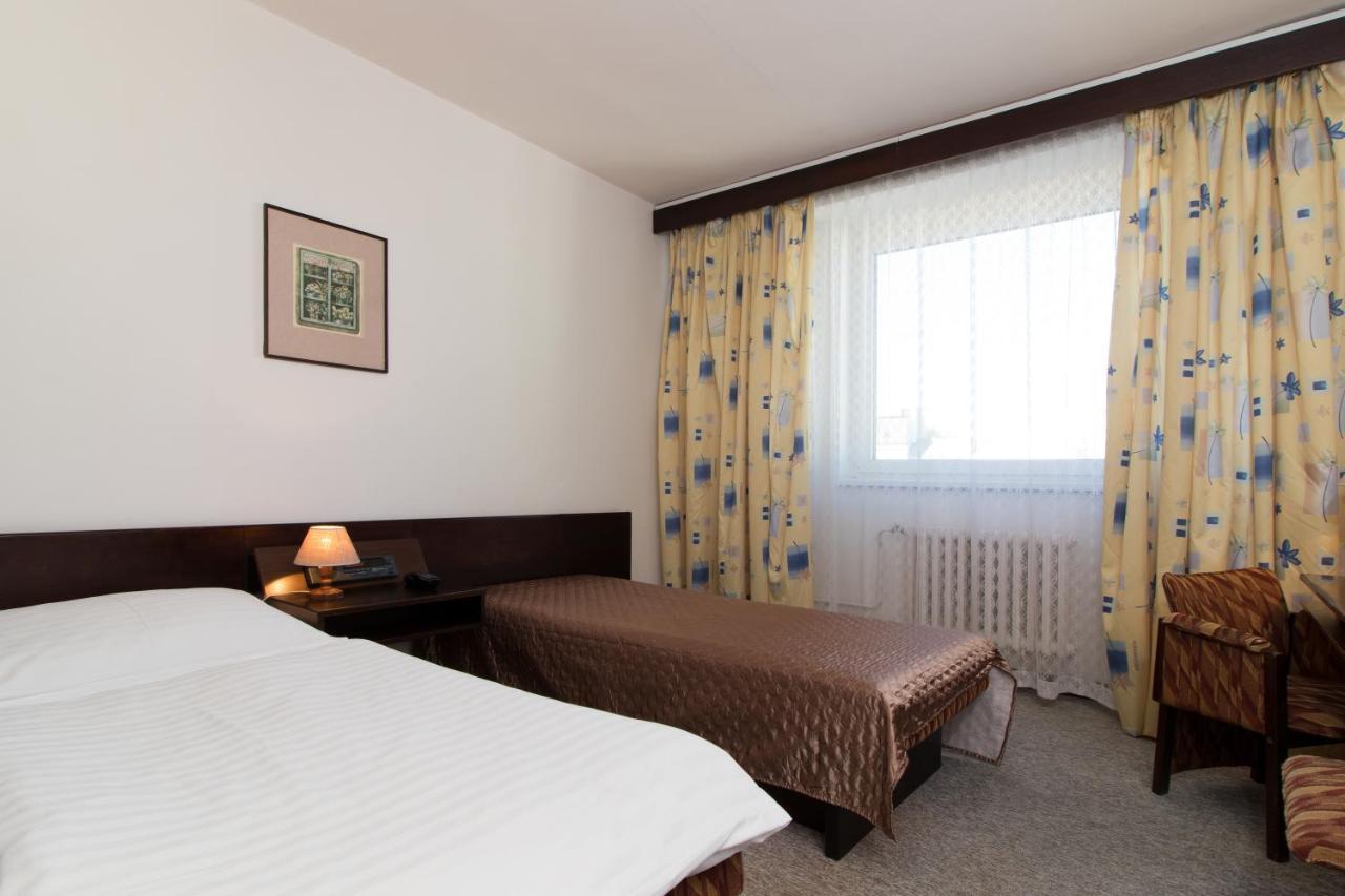 Hotel Merkur - Яблонец над Нисоу Екстериор снимка